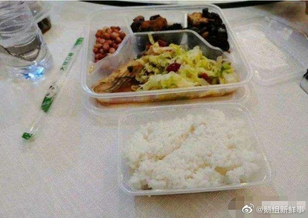 年度最惨公司年会话题火爆 网友吐槽:聚餐吃盒饭 还是