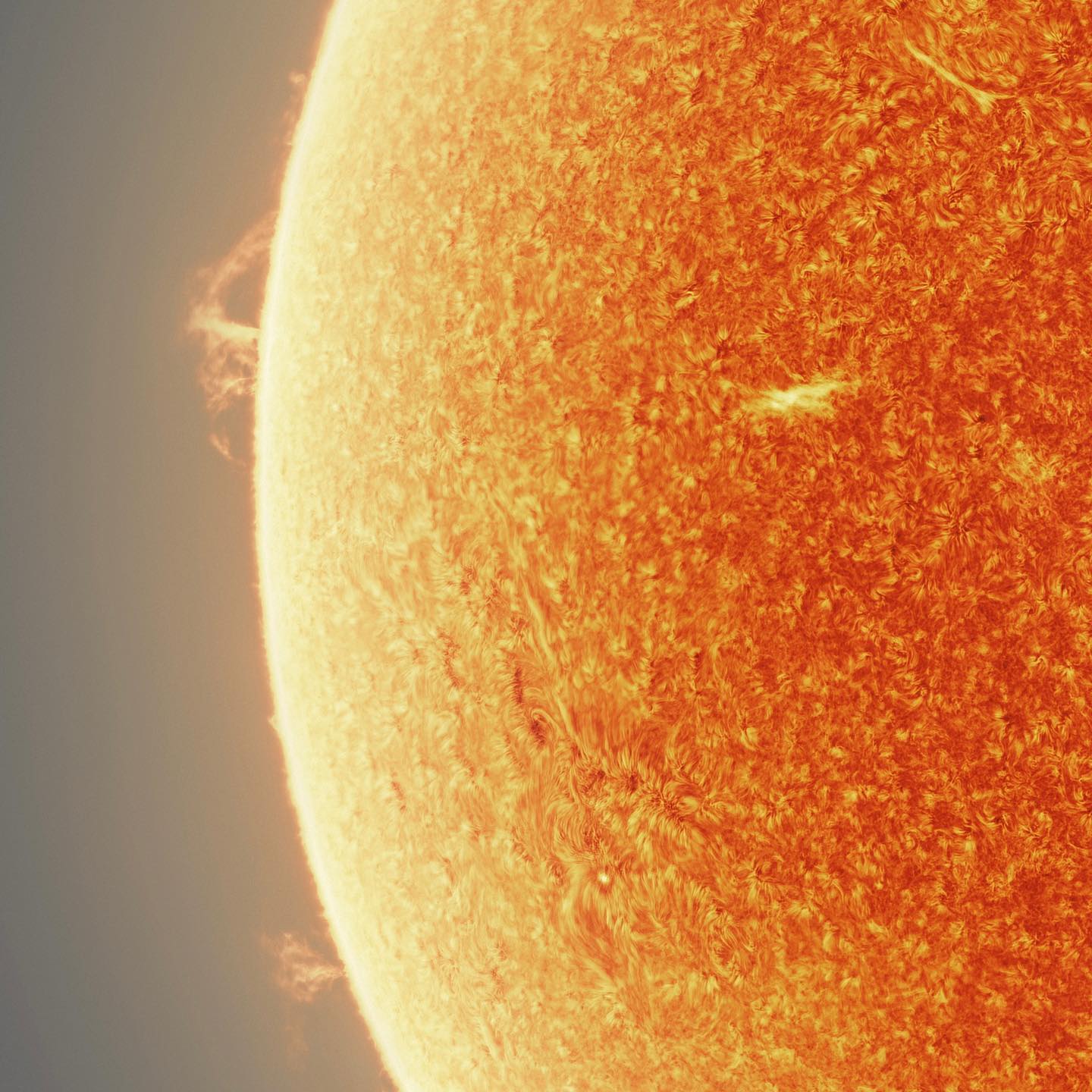 天文摄影家用15万张图制作出一张壮观的太阳照