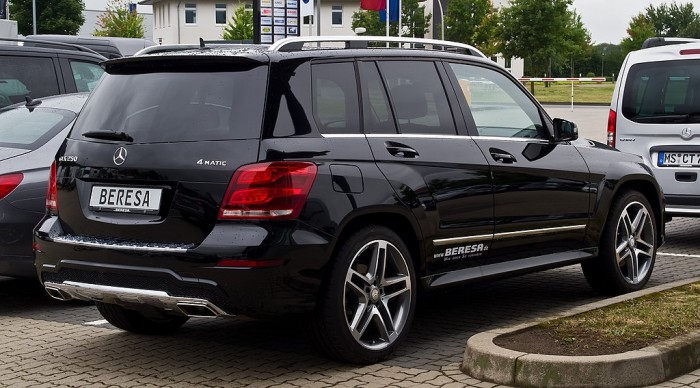 1024px-Mercedes-Benz_GLK_250_4MATIC_Sport-Paket_AMG_(X_204,_Facelift)_–_Heckansicht,_8._September_2013,_Bösensell.jpg