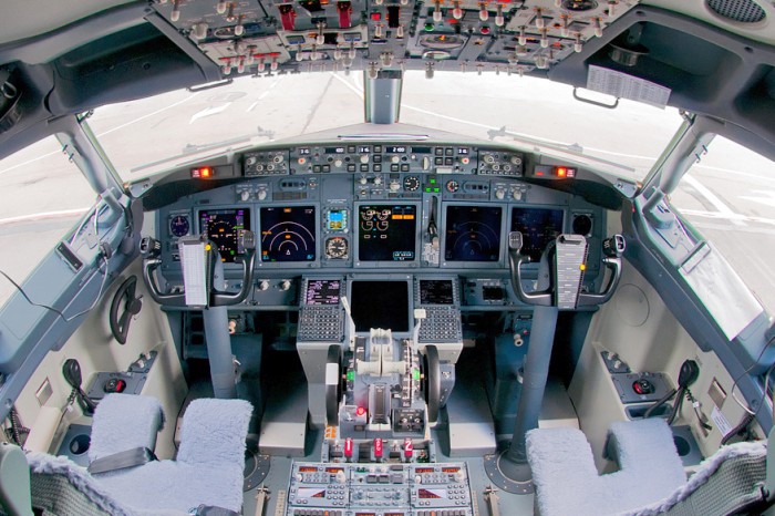 S7_Airlines_Boeing_737-8ZS_flight_deck_Beltyukov.jpg