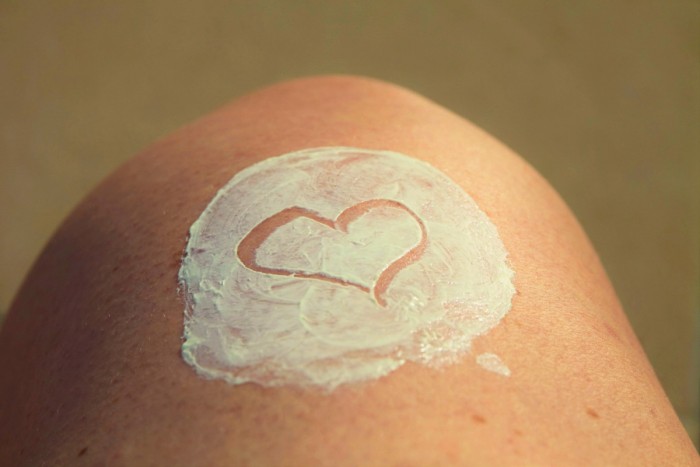 sunblock_skincare_healthy_skin_heart_skin_care_applying_skin_care_beauty_skin-604283.jpg!d.jpg