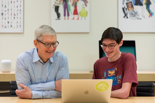 tim-cook-apple-store-florida.jpg