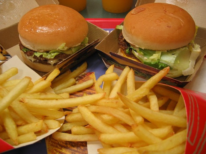 800px-Quick_Burger_hamburgers_and_fries.jpg