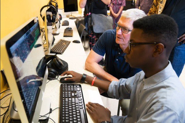 31097-51634-000-3x2-Tim-Cook-at-Ellis-Marsalis-Center-l.jpg