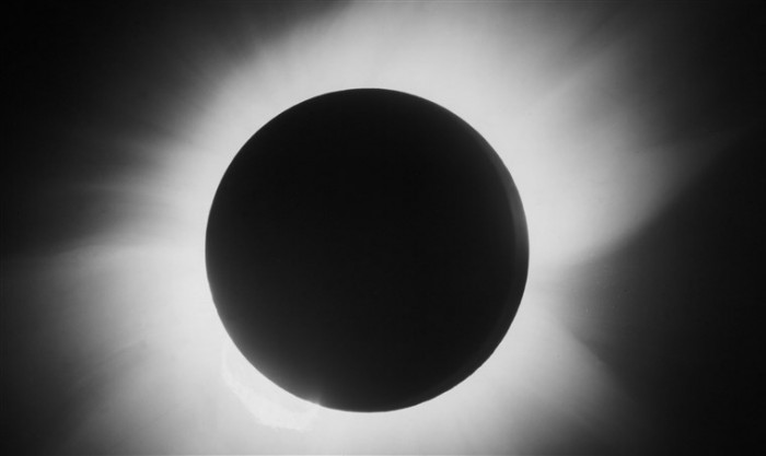 190524-solar-eclipse-1919_ec0d93a44da5f345c2e56c2a62916dd8.fit-760w.jpg