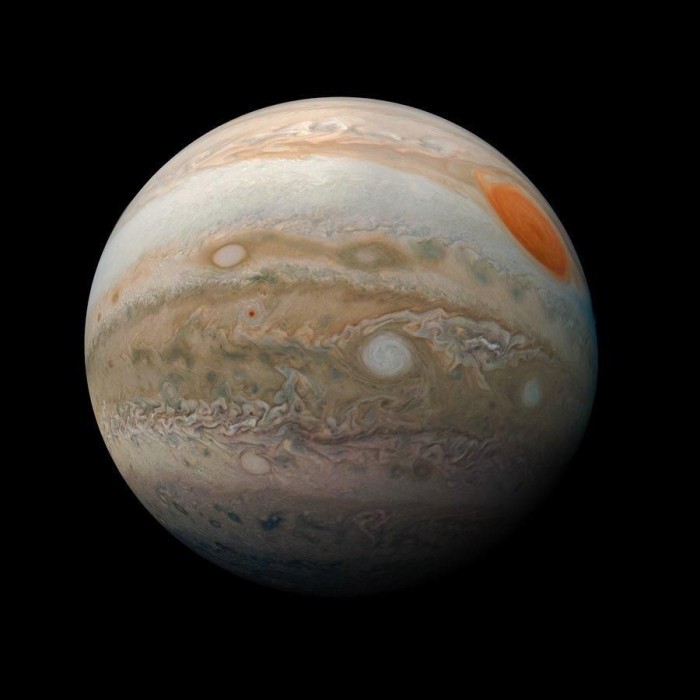 与地球距离不断拉近人们用双筒望远镜就能看到木星卫星