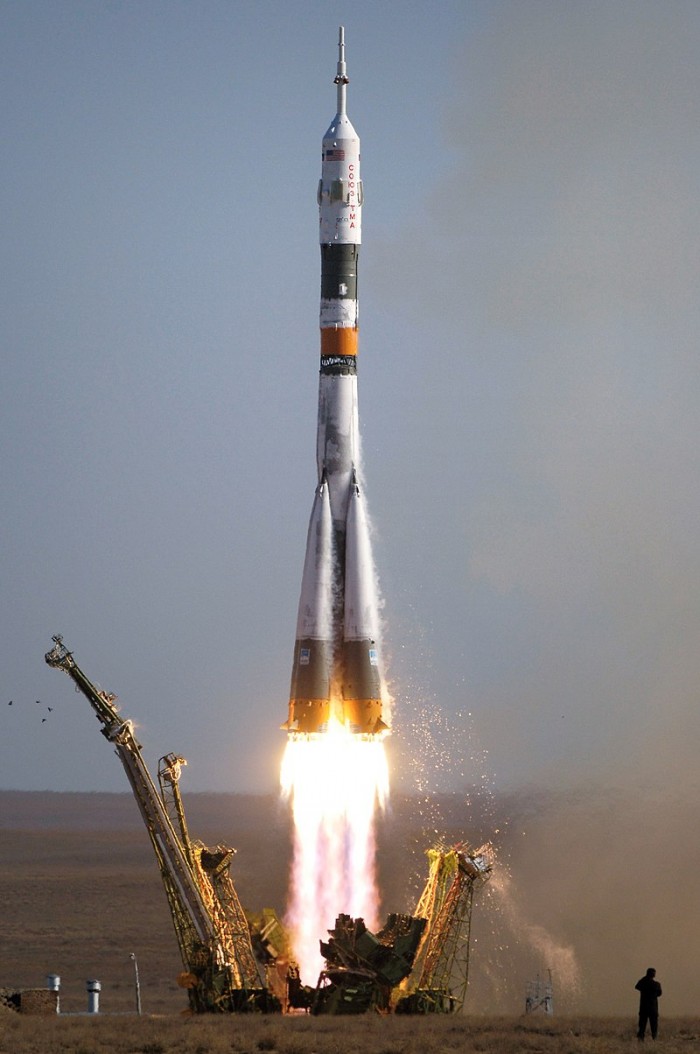 800px-Soyuz_TMA-9_launch.jpg