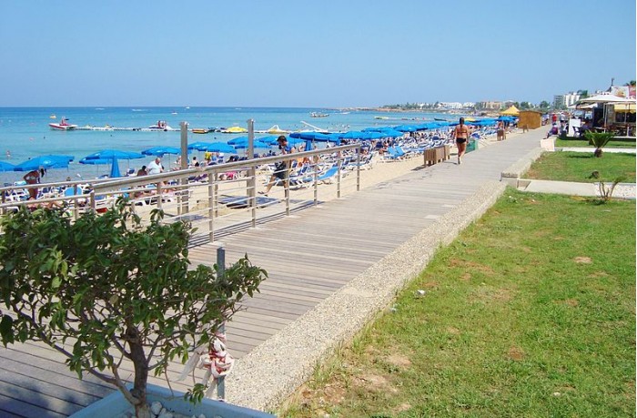 800px-Modern_new_pedestrian_seaside_road_next_to_Protaras_beach_in_Paralimni.jpg