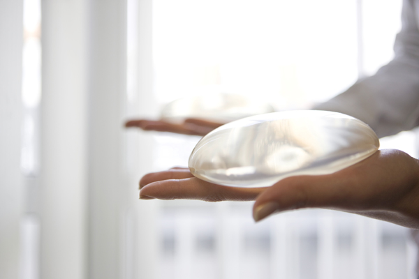 Breast_implants_in_hand_01.jpg