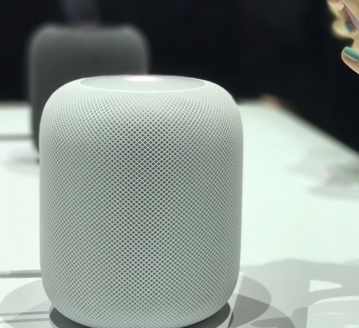Apple_HomePod_at_WWDC_2017_in_white.jpg