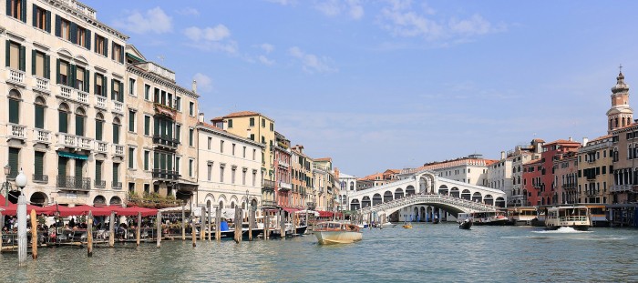 1600px-Panorama_of_Canal_Grande_and_Ponte_di_Rialto,_Venice_-_September_2017.jpg