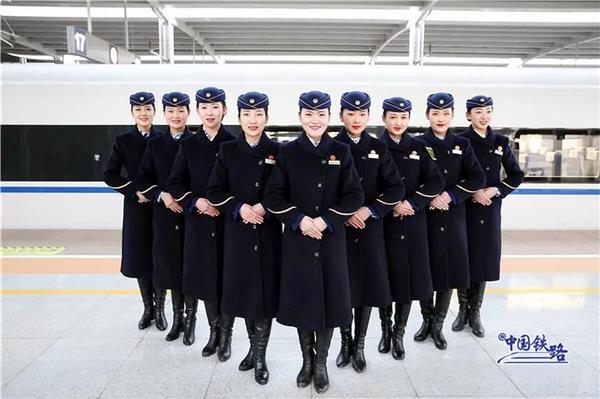 高铁乘务员换新制服了 小姐姐们服务品质比空姐还高
