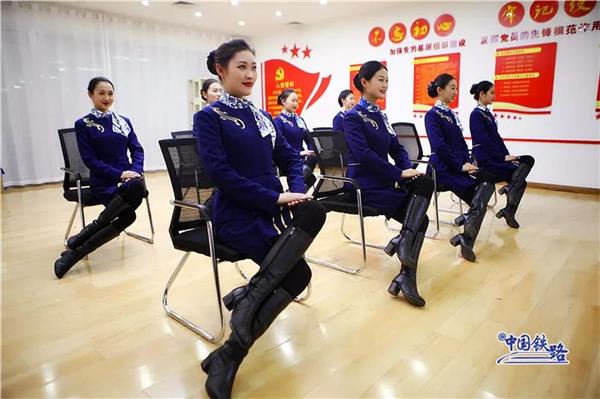 高铁乘务员换新制服了 小姐姐们服务品质比空姐还高