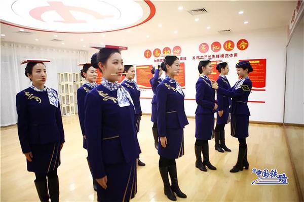 高铁乘务员换新制服了 小姐姐们服务品质比空姐还高