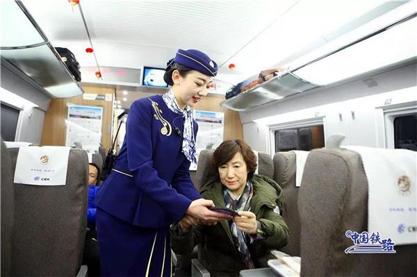 高铁乘务员换新制服了 小姐姐们服务品质比空姐还高