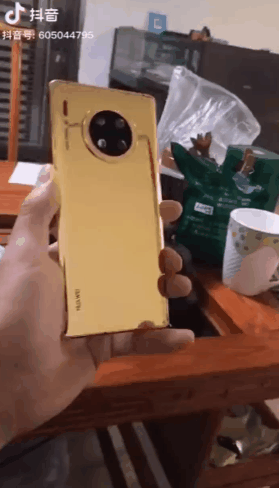 会玩！“土豪金版华为Mate 30 Pro”看下