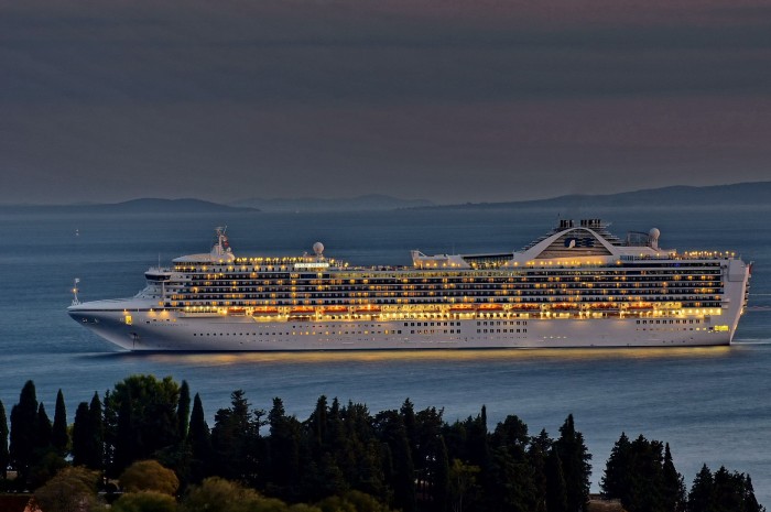 1600px-Grand_Princess_(ship,_1998)_IMO_9104005,_in_Split,_2011-10-13.jpg