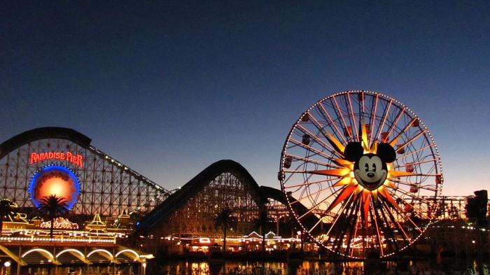 迪士尼周四表示受疫情影响加州迪斯尼乐园和迪斯尼加州冒险乐园将从3