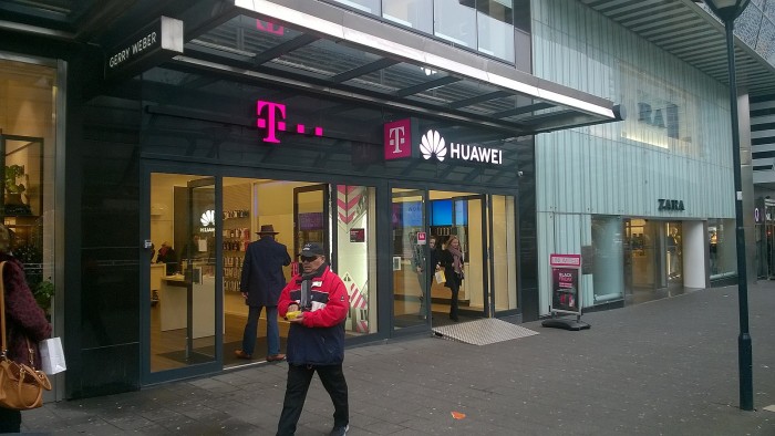 T-Mobile_&_Huawei,_Rotterdam_(2018)_01.jpg