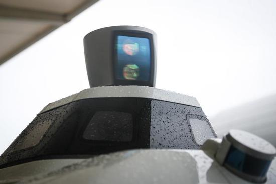 自动驾驶车顶不停旋转的是激光雷达，周围配备多个摄像头，采光充足、具有更高分辨率，夜间也能安全行驶。