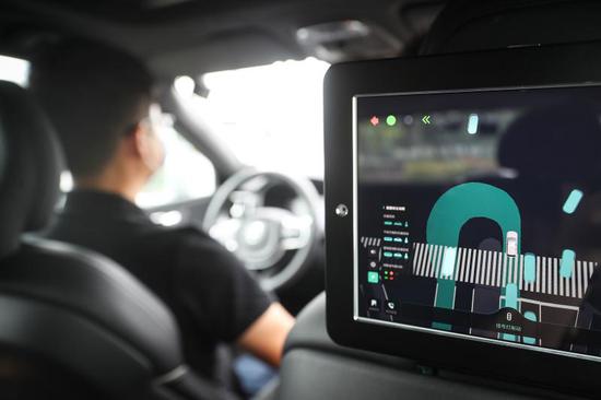 车内配备智能屏，能够全景“监控”实时路况和信号灯情况。