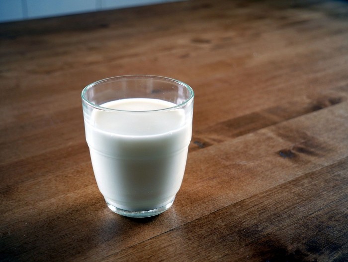 一杯热牛奶的照片图片