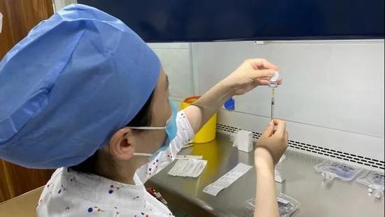 华山医院Ⅰ期临床研究中心护士正在配制试本次试验用药品（图片来自网络）