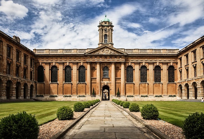 800px-Oxford_university_The_Queen's_College_by_Fenlio.jpg