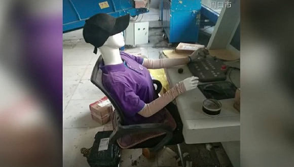 涉事网点用假人充当安检员的视频截图