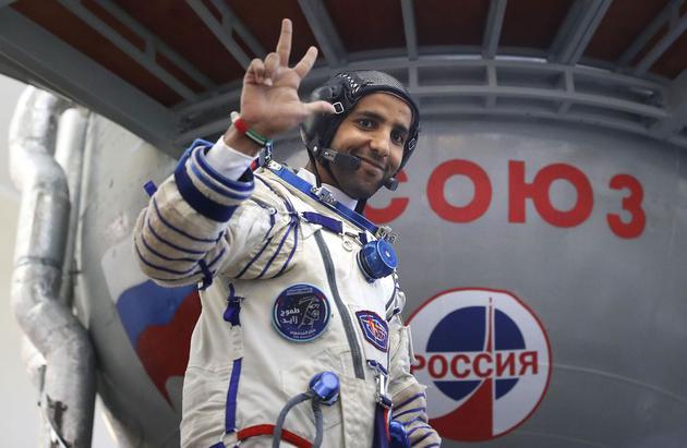 曼苏里，阿联酋太空第一人，登舱前站在联合号火箭前挥手致意