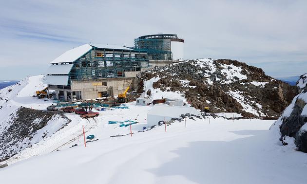 位于智利，正在建设中的薇拉·C·鲁宾天文台只需要很少的现场工作人员