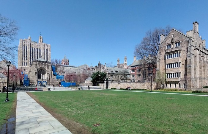 800px-Cross-Campus-Sterling-Memorial-Library-Bass-Library-Yale-University-New-Haven-CT-04-2014.jpg