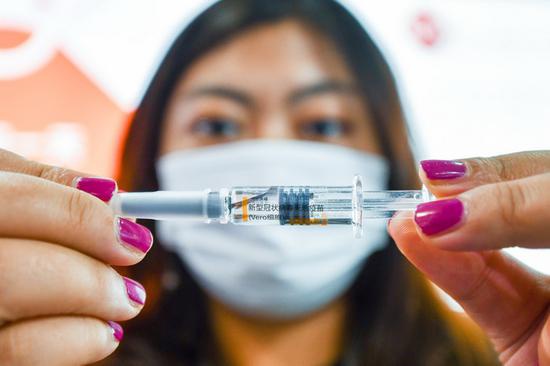 参展商展示新型冠状病毒灭活疫苗。本报记者 邓伟摄