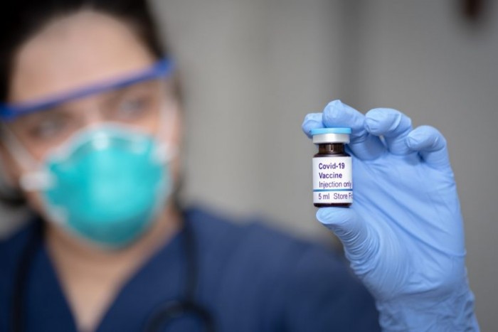 英国正在积极启动新冠疫苗挑战试验  已有数万人报名参加