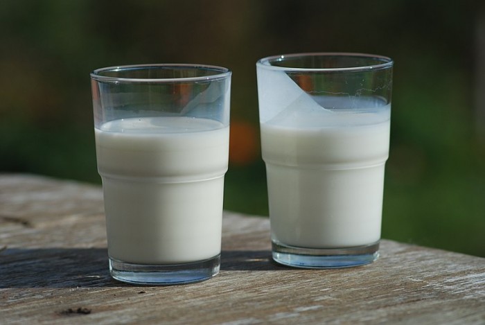 800px-Buttermilk-(right)-and-Milk-(left).jpg