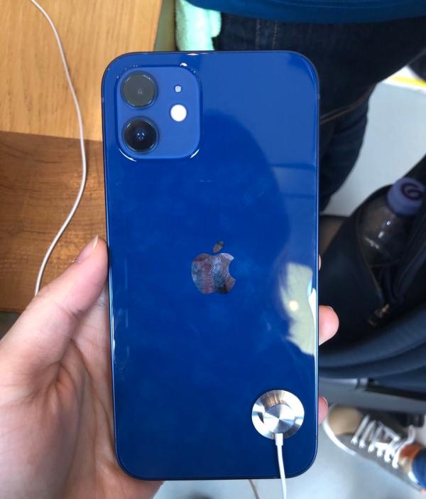 iPhone12蓝色新机  澎湃新闻见习记者 林栎昕 摄