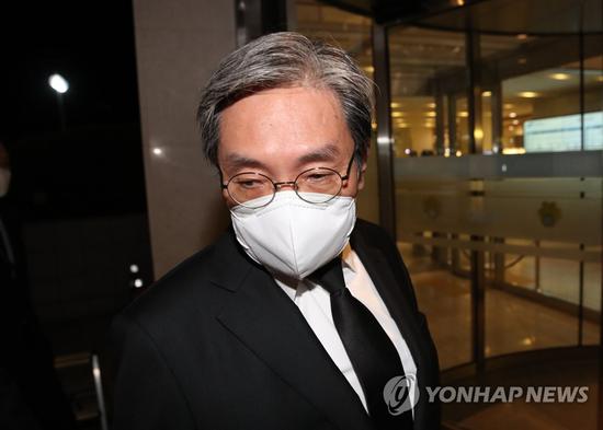 韩国总统幕僚长卢英敏代文在寅吊唁李健熙