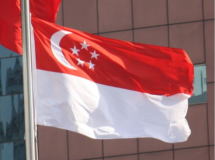 800px-2012_Flag_of_Singapore_Photo.jpg