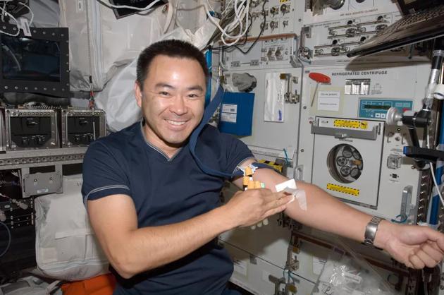 2012年，日本宇航员星出彰彦在太空刚完成一次血液采集任务。该任务为Expedition 32的一部分。