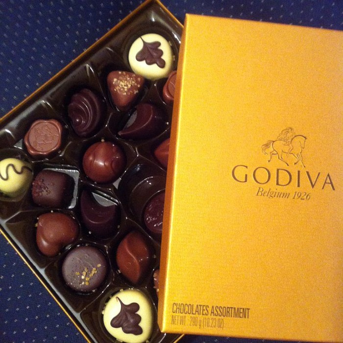 768px-Godiva_belgian_chocolate_golden_box_24.JPG