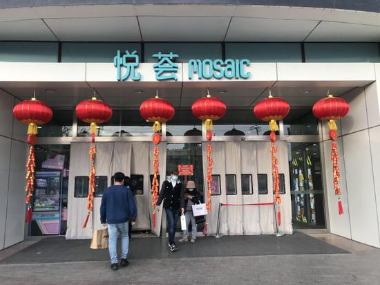 悦荟商场门口挂起电子鞭炮  本文图均为  半岛网 图
