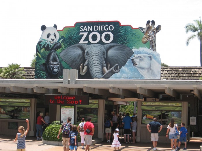 1600px-San_Diego_Zoo_entrance_-10July2007.jpg