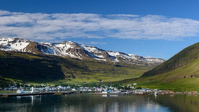 800px-Seyðisfjörður,_Iceland_(43237723921).jpg