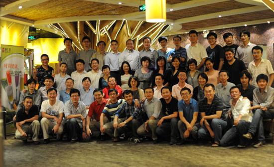 2011年创新工场全家福，开复左前方就是周源