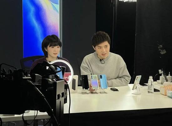 交个朋友科技创始人黄贺和主播李正直播现场