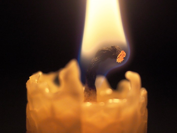 1600px-Candle_wick_and_flame_closeup.jpg