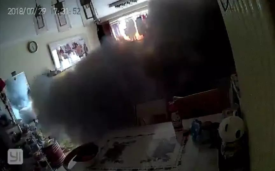 　监控拍摄到的电瓶车在室内充电爆炸，短短十几秒屋内浓烟密布。