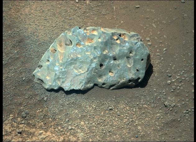 毅力号火星车使用SuperCam激光研究这块浅绿色的火星岩石。