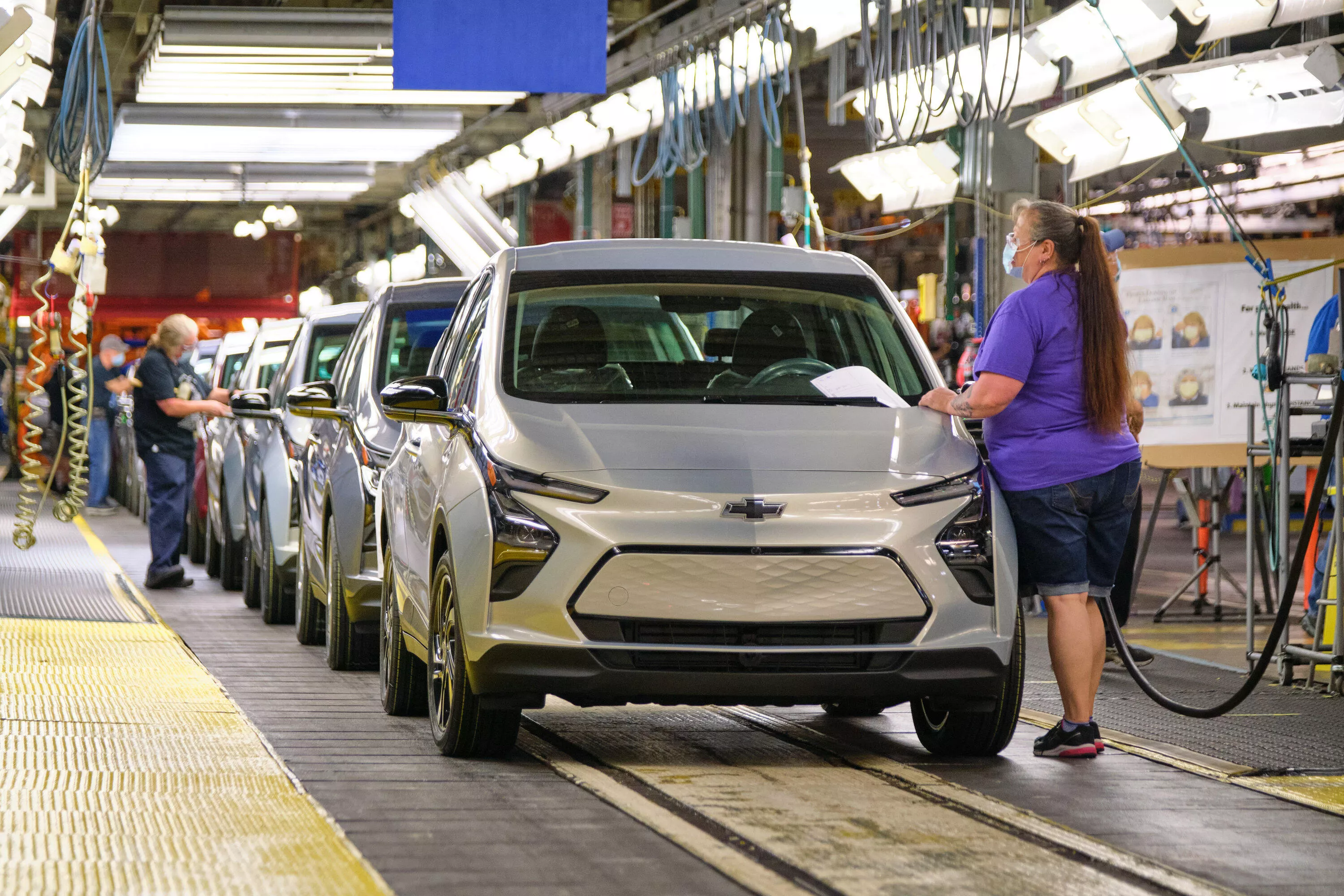 2022-chevrolet-bolteuv-and-boltev-ship-to-dealers-40.webp