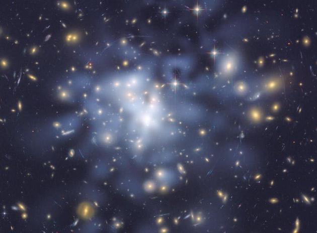 天文学家通过暗物质对其他物体的引力效应间接绘制了暗物质的分布地图